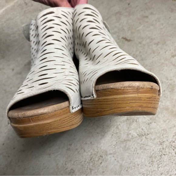 Dansko White Peep-Toe heeled Sandals size 6 - Picture 3 of 8